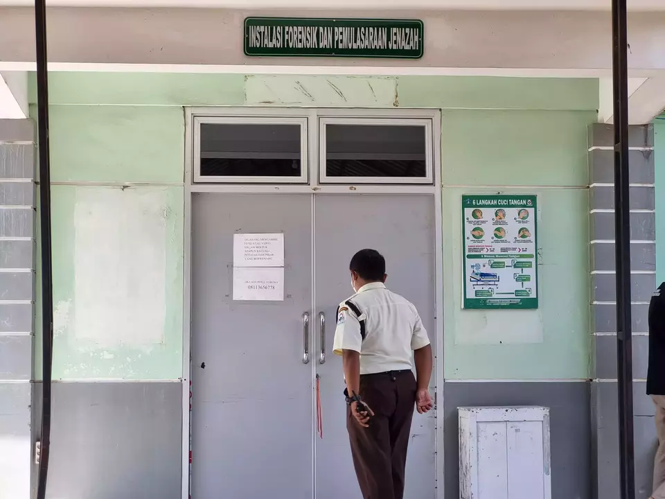 Image Credit Gayuh Satria Wicaksono/Beritasatu - Potongan kaki korban mutilasi Ngawi dibawa ke kamar jenazah RSUD dr Harjono Ponorogo.