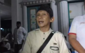 Image Credit Wawan Kurniawan/Beritasatu - Komedian dari grup Empat Sekawan, Ginanjar, menceritakan kondisi sahabatnya, Nurul Qomar, saat dirawat di ruang ICU RSUD Kabupaten Tangerang.