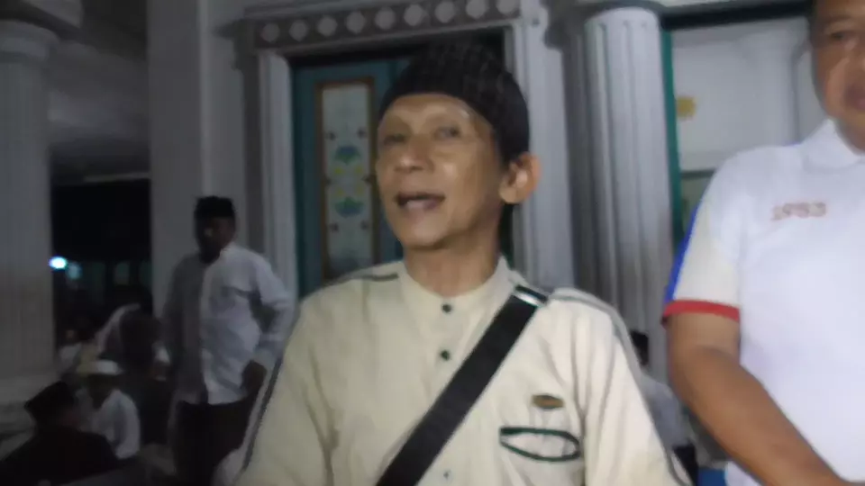 Image Credit Wawan Kurniawan/Beritasatu - Komedian dari grup Empat Sekawan, Ginanjar, menceritakan kondisi sahabatnya, Nurul Qomar, saat dirawat di ruang ICU RSUD Kabupaten Tangerang.