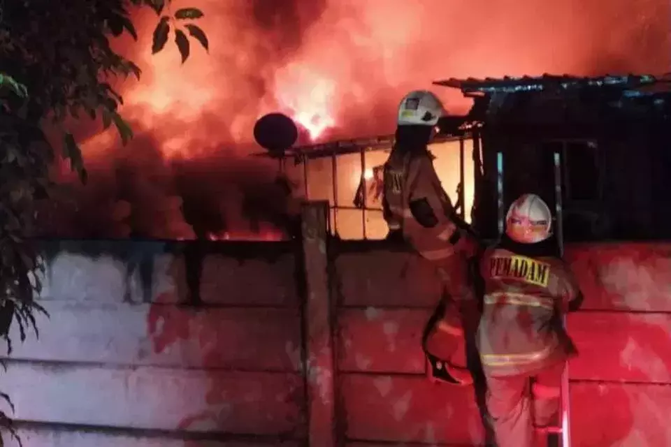 Image Credit Sudin Gulkarmat/Antara - Petugas saat berjibaku memadamkan kebakaran di Kemayoran Gempol, Jakarta Pusat, Selasa (21/1/2025).