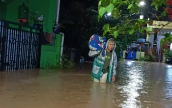 Banjir Jakarta Meluas: Warga Cakung Timur Siaga, Jalanan Johar Baru Tergenang