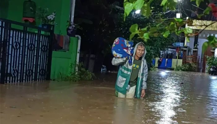 Banjir Jakarta Meluas: Warga Cakung Timur Siaga, Jalanan Johar Baru Tergenang