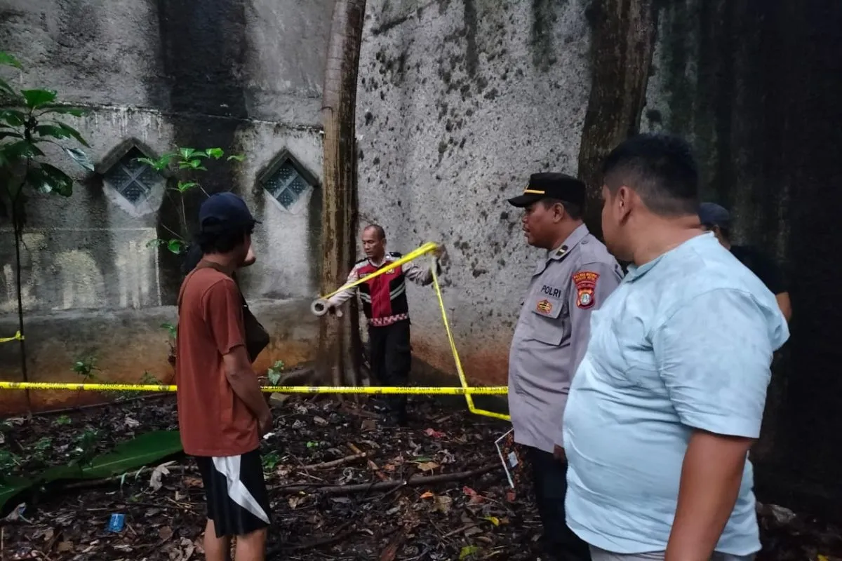 Image Credit HO/Antara - Lokasi penemuan benda yang menyerupai granat di Jalan Mendut RT 004/001 Kelurahan Jatisampurna, Kecamatan Jatisampurna, Kota Bekasi, Jawa Barat, pada Jumat (24/1/2025).