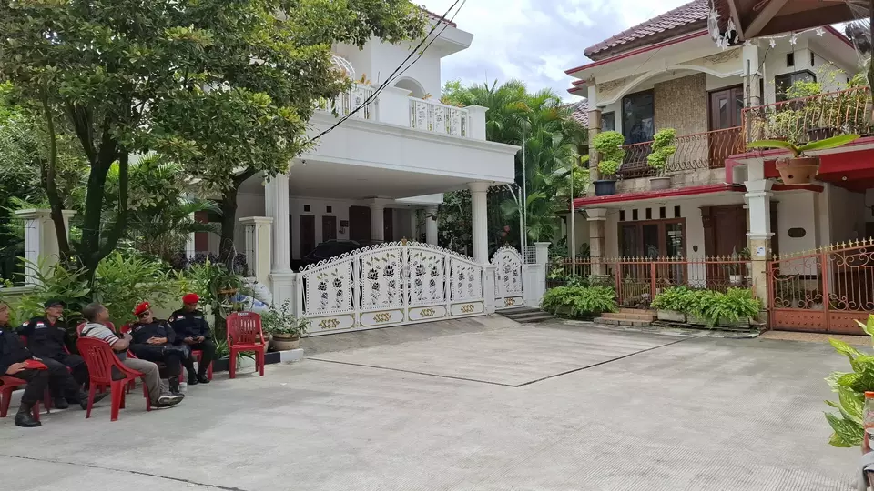 Image Credit Istimewa - Suasana kediaman Sekjen PDIP Hasto Kristiyanto di Villa Taman Kartini, Margahayu, Bekasi Timur, Kota Bekasi, Selasa 24 Desemmber 2025.