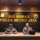 Image Credit Humas Polda Metro Jaya - Polda Metro Jaya melakukan mutasi terhadap empat anggotanya, termasuk AKBP Bintoro, yang diduga terlibat dalam kasus pemerasan terhadap dua tersangka pembunuhan dan pelecehan anak di bawah umur.