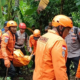 Image Credit Istimewa - Korban I Nengah Mertayasa berhasil dievakuasi oleh petugas tim . Korban meninggal dunia akibat tertindih batu besar pada Minggu sore (19/1/2025) di Pesraman, Desa Pikat, Wilayah Celuk, Dusun Cempaka, Kecamatan Dawan, Klungkung, Bali.