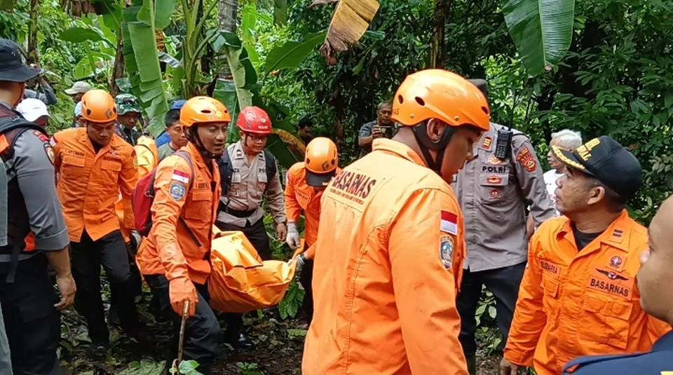 Image Credit Istimewa - Korban I Nengah Mertayasa berhasil dievakuasi oleh petugas tim . Korban meninggal dunia akibat tertindih batu besar pada Minggu sore (19/1/2025) di Pesraman, Desa Pikat, Wilayah Celuk, Dusun Cempaka, Kecamatan Dawan, Klungkung, Bali.