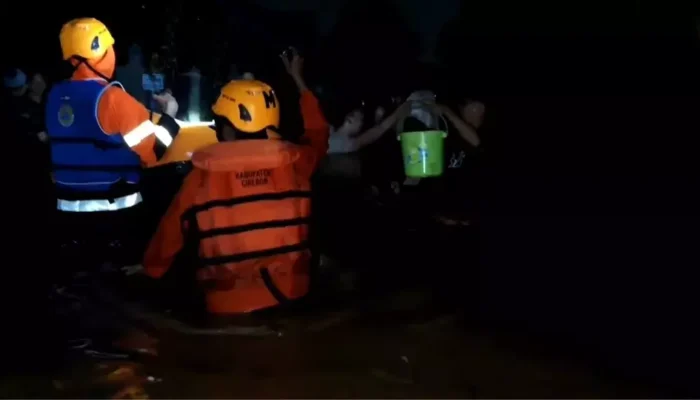 Banjir Bandang di Cirebon: Ribuan Rumah Terendam dan Tiga Minibus Hanyut