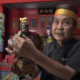 Image Credit Ifandi/Beritasatu - Seorang mualaf Tionghoa dari Makassar memperlihatkan wayang potehi.