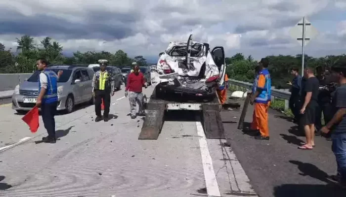 Tabrakan Beruntun di Tol Semarang-Solo: Truk Pengangkut Telur, Sedan, dan Bus Terlibat