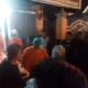 Image Credit Istimewa - Polisi mengevakuasi jasad korban pembunuhan Adi Ferdian Syah, warga Kediri di sebuah barbershop di Jombang.