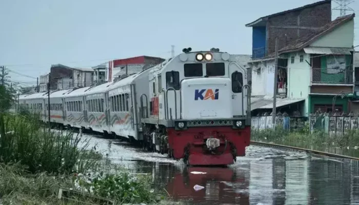 Banjir Grobogan Lumpuhkan Perjalanan KA, Dua Rute Kereta Dibatalkan