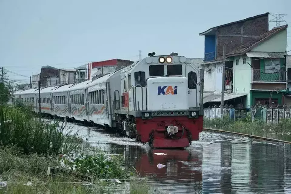 Image Credit KAI Daop Semarang/Antara - Kereta Api Joglosemarkerto melintas di jalur tergenang banjir di Kota Semarang, Jawa Tengah.