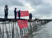 Image Credit Antara - Petugas menyegel pagar laut di perairan Tangerang.