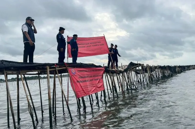 Image Credit Antara - Petugas menyegel pagar laut di perairan Tangerang.