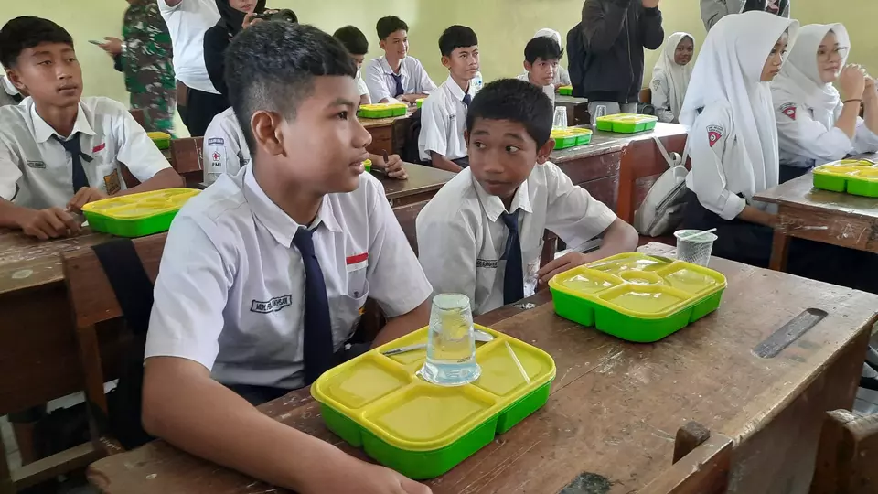 Image Credit Anis Firmansah/Beritasatu - Siswa SMPN 1 Kayen Kidul menyantap menu program makan bergizi gratis, Senin, 13 Januari 2025.