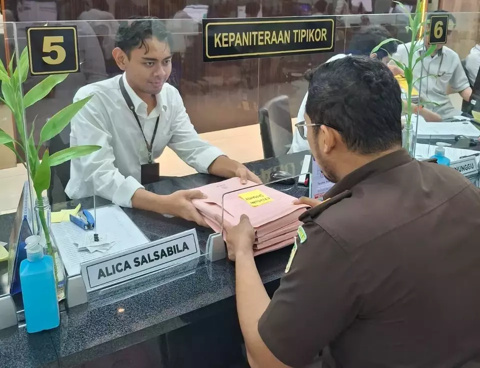 Image Credit Doc Kejagung - Penyerahan berkas perkara suap 3 hakim PN Surabaya yang vonis bebas Ronald Tannur dari Kejagung kepada Kejaksaan Negeri Jakarta Pusat.