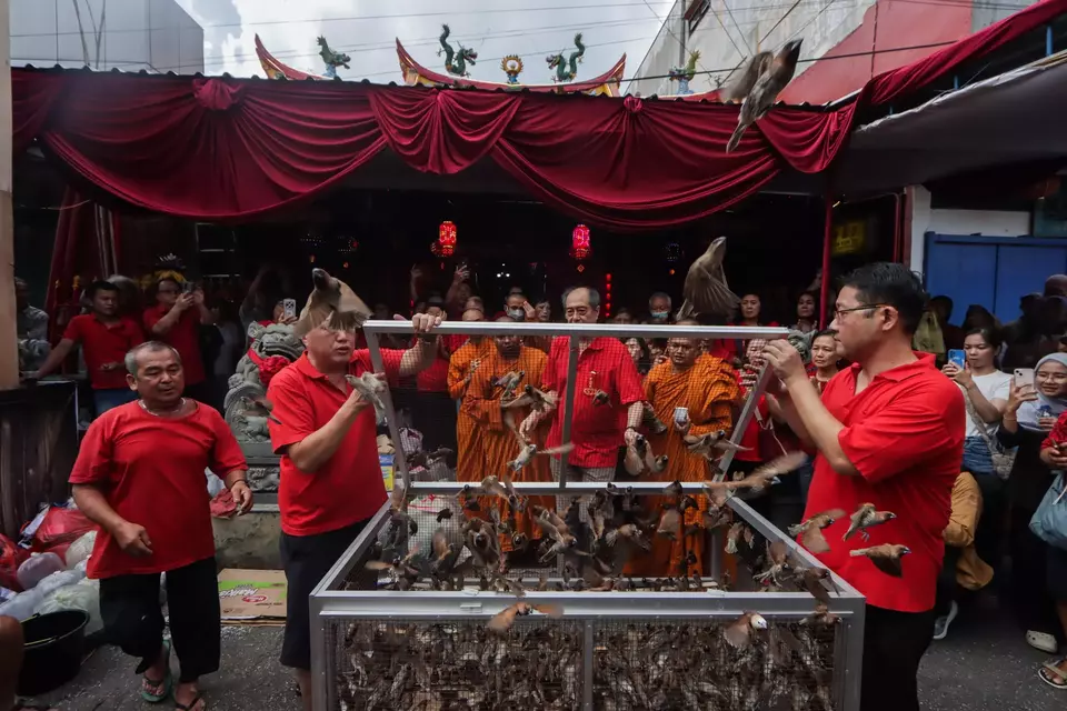 Image Credit Wijaya/Beritasatu - Menyambut tahun baru Imlek 2576 Kongzili/2025, Klenteng Tien Kok Sie di Kelurahan Sudiroprajan, Kecamatan Jebres, Solo, Jawa Tengah, mengadakan ritual Pao Oen atau tolak bala pada Minggu, 19 Januari 2025. Ritual ini bertujuan untuk menolak bala dan mendatangkan keberuntungan selama setahun ke depan.