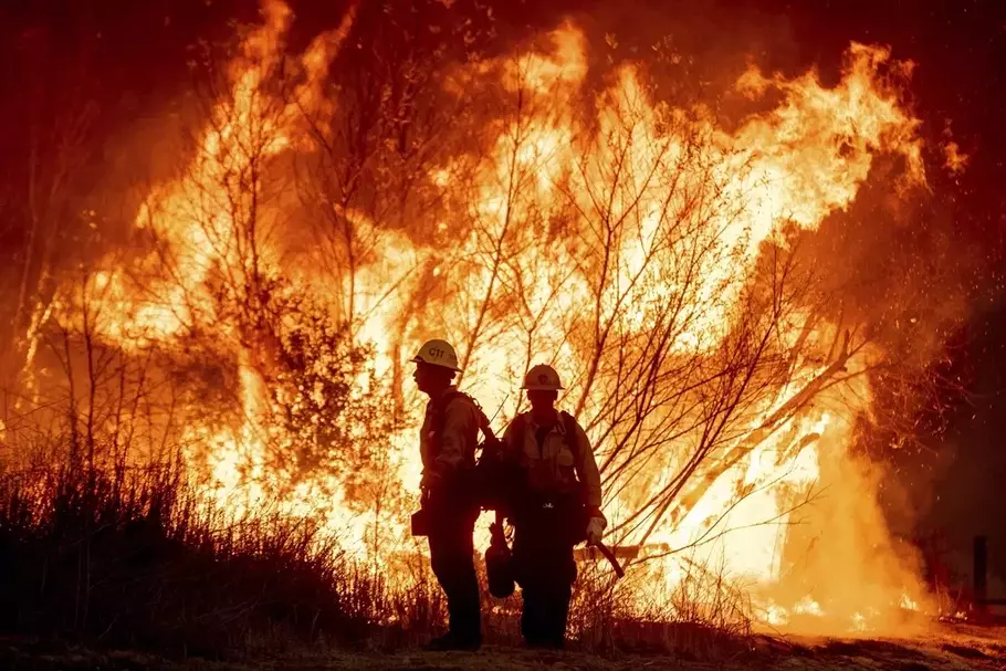 Image Credit Etienne Laurent/AP - Petugas pemadam kebakaran memantau kobaran api di bagian West Hills Los Angeles, Kamis, 9 Januari 2025.