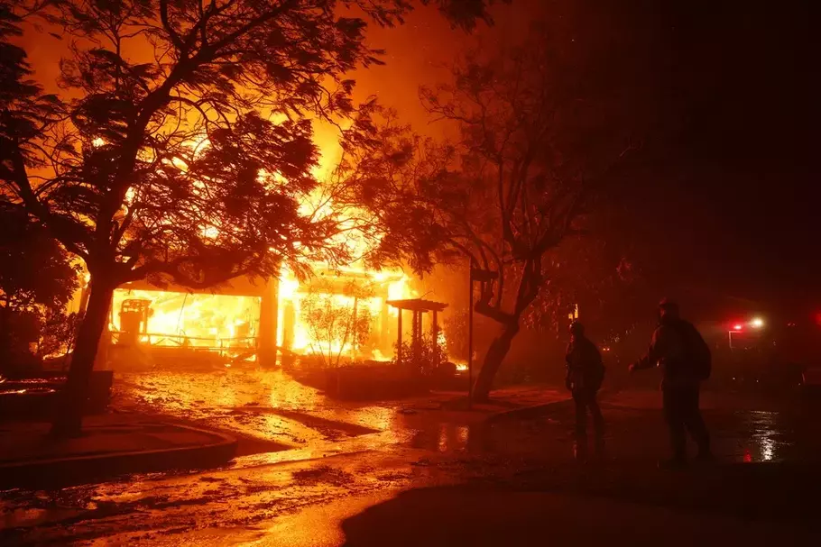 Image Credit Etienne Laurent/AP - Kebakaran hutan di Los Angeles memaksa ribuan penduduk, termasuk selebritas Hollywood, mengungsi dari kediaman mereka.