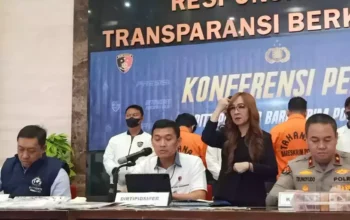 Image Credit Stefani Wijaya/Beritasatu - Direktur Tindak Pidana Siber Bareskrim Polri Brigjen Himawan Bayu Aji (tengah) Direktorat Tindak Pidana Siber (Dittipidsiber) Bareskrim Polri berhasil menangkap seorang penipu yang menggunakan teknologi artificial intelligence (AI) deepfake untuk mencatut nama pejabat negara.