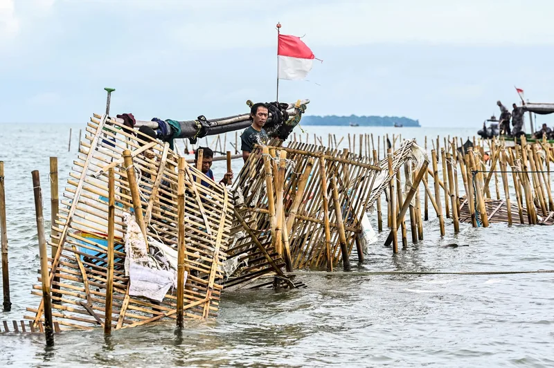 Image Credit Antara - Pemasangan pagar laut yang disertai penerbitan Sertifikat Hak Guna Bangunan (HGB) di perairan Kabupaten Tangerang, Banten, kini menjadi sorotan publik.