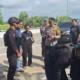 Image Credit Humas Polres Madiun - Kapolres Madiun AKBP Mohammad Zainur Rofik dan tim Gegana Satbrimob Polda Jatim memeriksa paket mencurigakan yang diletakkan di depan mini market di kawasan Exit Tol Madiun di wilayah Dumpil Nglames, Kecamatan Madiun, Kabupaten Madiun, Rabu (29/1/2025).