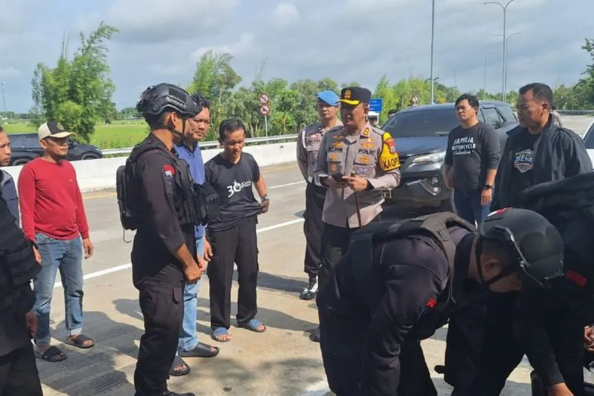 Image Credit Humas Polres Madiun - Kapolres Madiun AKBP Mohammad Zainur Rofik dan tim Gegana Satbrimob Polda Jatim memeriksa paket mencurigakan yang diletakkan di depan mini market di kawasan Exit Tol Madiun di wilayah Dumpil Nglames, Kecamatan Madiun, Kabupaten Madiun, Rabu (29/1/2025).