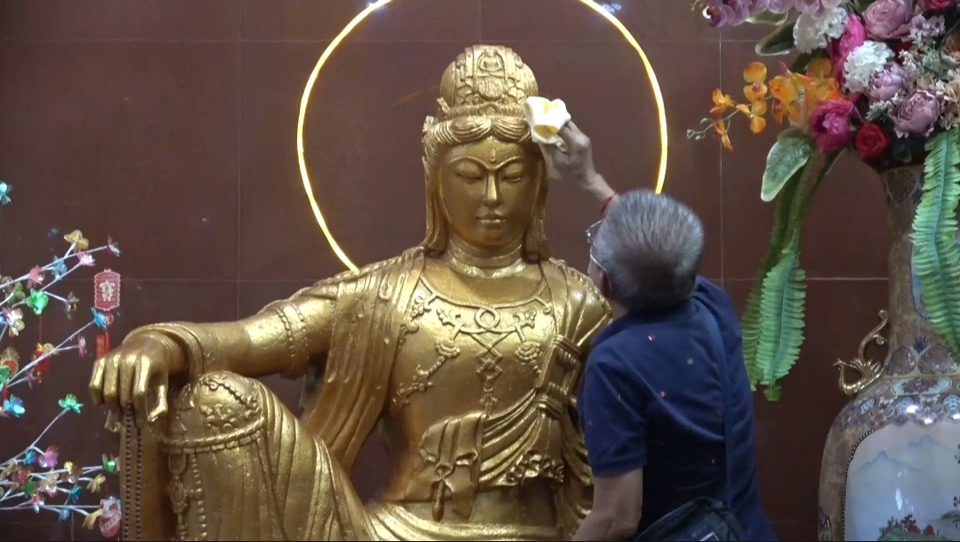 Imaege Credit Istimewa - Umat membersihkan patung Budha di Wihara Arama Mahabuddha.