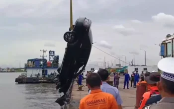 Image Credit Istimewa - Tim mengangkat mobil Toyota Vios milik almarhum Brigjen Purnawirawan TNI Hendrawan Ostevan (75) dari laut Marunda, Cilincing, Jakarta Utara pada Sabtu 18 Januari 2025.