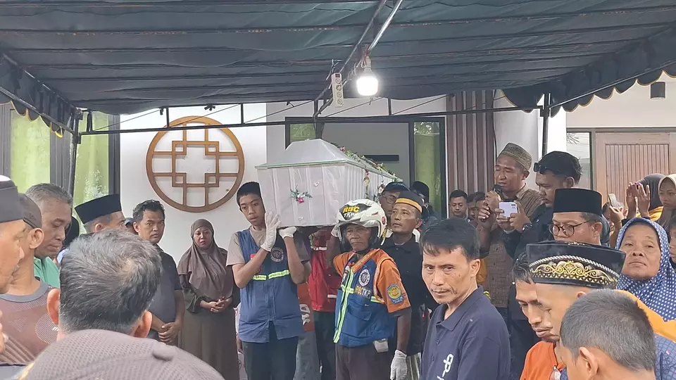 Image Credit Achmad Supriyadi/Beritasatu - Jasad Rifky Yoeda Pratama, siswa SMPN 7 Kota Mojokerto yang meninggal akibat terseret ombak dan tenggelam di Pantai Drini, tiba di rumah duka di Mojokerto, Rabu, 29 Januari 2025.