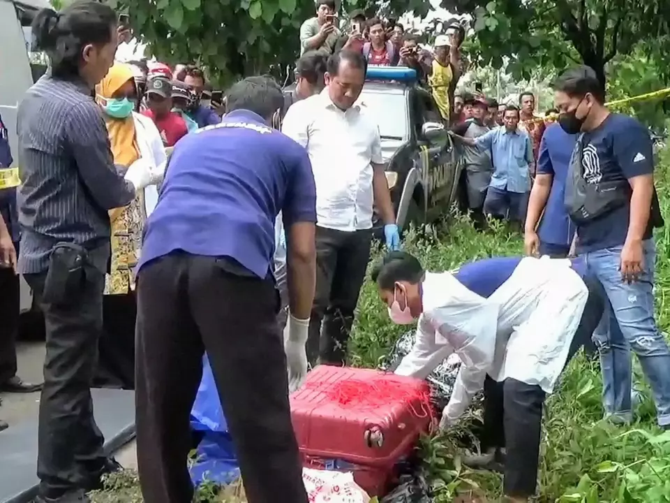 Image Credit Gayuh Satria Wicaksono/Beritasatu - Warga Desa Dadapan, Kecamatan Kendal, Kabupaten Ngawi, digemparkan oleh penemuan sesosok mayat wanita di dalam koper, Kamis, 23 Januari 2025.