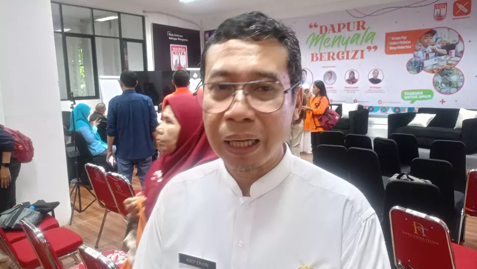 Image Credit Giffar Rivana Mulyawan/Beritasatu - Kepala Bidang Program dan Anggaran Dinas Pendidikan (Disdik) Jakarta Asep Erwin dalam acara diskusi "Dapur Menyala Bergizi: Sarapan Pagi Gratis & Pelibatan Warga Miskin Kota" di Jakarta Selatan pada Jumat, 24 Januari 2025.