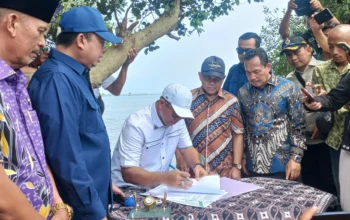 Image Credit Candra Pratama/Dosway - Menteri Agraria dan Tata Ruang/Kepala Badan Pertanahan Nasional (ATR/BPN), Nusron Wahid resmi membatalkan sejumlah sertifikat di wilayah pagar laut yang berada di Desa Kohod, Kabupaten Tangerang, Banten.