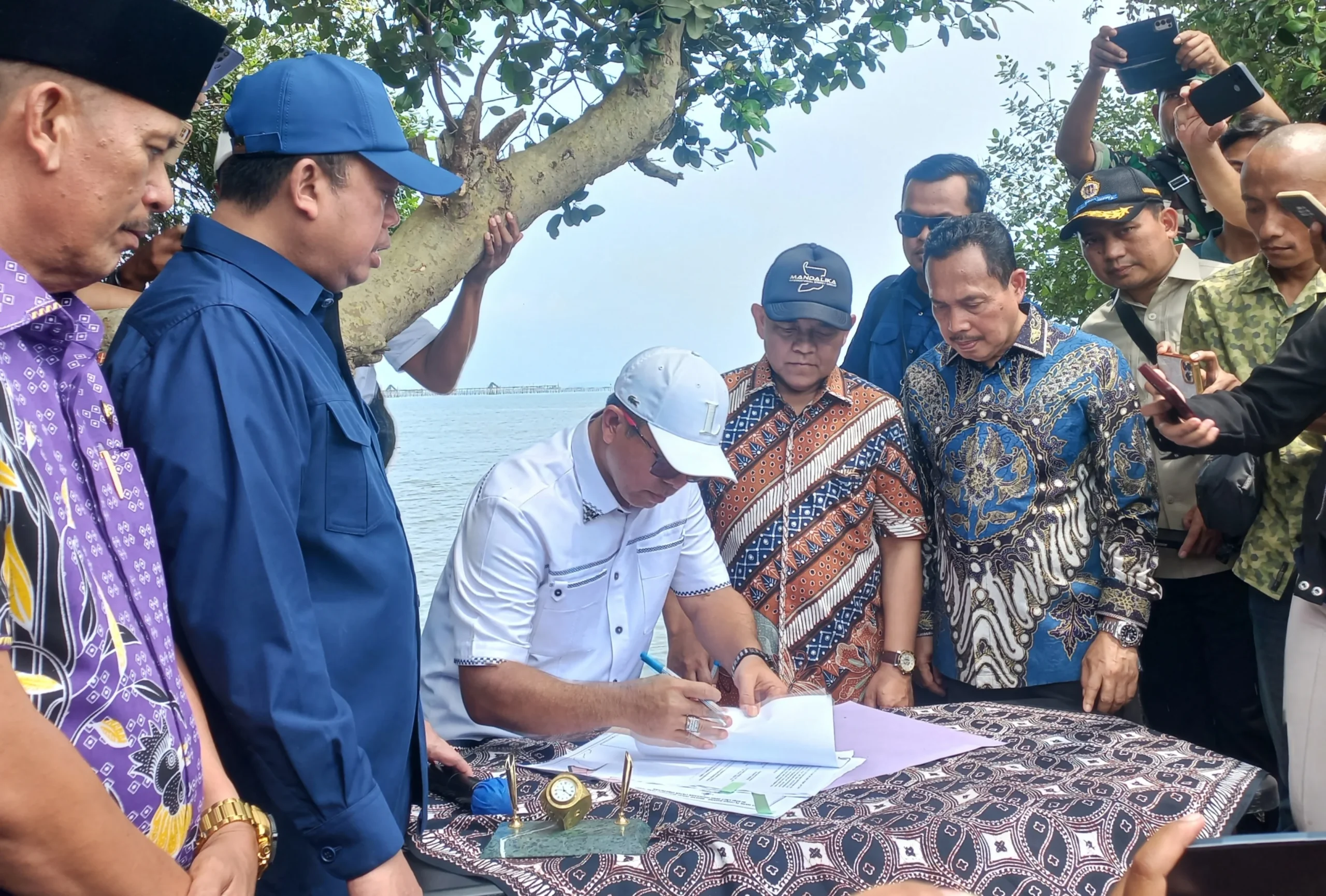 Image Credit Candra Pratama/Dosway - Menteri Agraria dan Tata Ruang/Kepala Badan Pertanahan Nasional (ATR/BPN), Nusron Wahid resmi membatalkan sejumlah sertifikat di wilayah pagar laut yang berada di Desa Kohod, Kabupaten Tangerang, Banten.