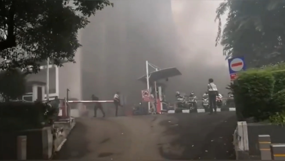 Image Credit Hidayat Azriel - Kebakaran terjadi di ruangan yang menjadi pusat pendingin udara Gedung Panin Bank di kawasan Senayan, Jakarta Pusat, Selasa, 21 Januari 2025.