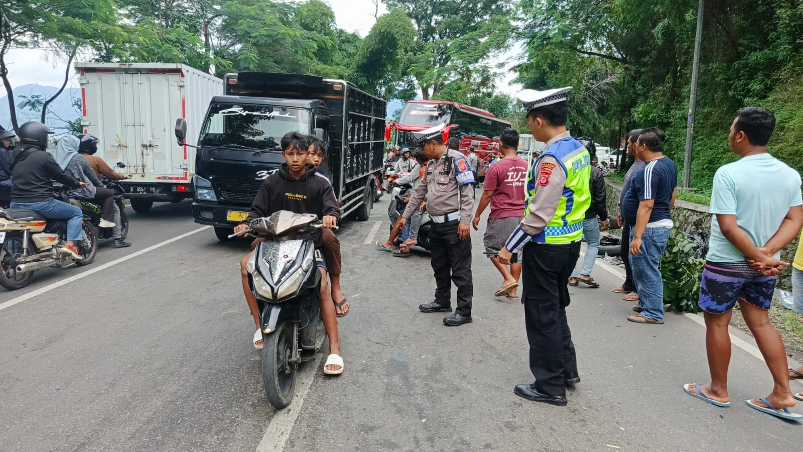 Image Credit Istimewa - Kecelakaan terjadi di kawasan Leles, Garut, Jawa Barat pada Sabtu 25 Januari 2025.