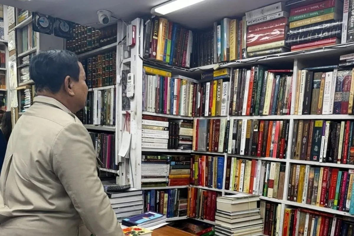 IMage Credit Instagram/prabowo - Momen Presiden RI Prabowo Subianto tampak seksama melihat susunan buku dalam rak, saat singgah di toko langganannya, New Delhi, India, Jumat (24/1/2025)