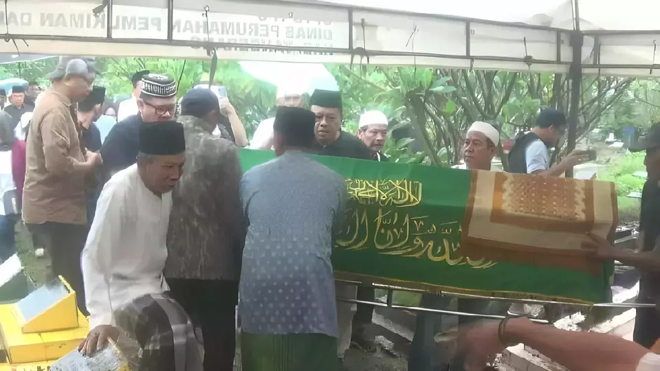 Image Credit Wawan Kurniawan/Beritasatu - Suasana pemakamn Nurul Qomar di TPU Carang Pulang, Tangerang, Kamis 9 Januari 2025.