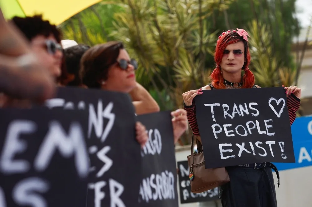 Image Credit Reuters - Anggota komunitas LGBT mengikuti protes "No Rights Less! Solidarity with the U.S. LGBT Population!" untuk mengecam serangan terhadap hak-hak orang LGBT, orang kulit hitam, dan penyandang disabilitas yang dipromosikan oleh pemerintahan Presiden AS Donald Trump, selama Hari Visibilitas Trans Nasional di depan Kedutaan Besar AS di Brasilia, Brasil pada 29 Januari 2025.