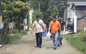 Image Credit Eka Jaya Saputra/Beritasatu - Polisi ketika melakukan olah tempat kejadian perkara (TKP) di area rumah Sandy Permana alias Arya Soma di sinetron Mak Lampir.