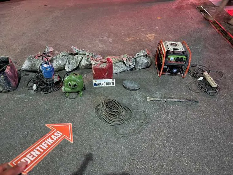 Image Credit Zainudin/suarakalbar - Barang bukti Pertambangan Emas Tanpa Izin (PETI) yang beroperasi di Divisi 6 PT WHS 2, Dusun Beruang, Desa Sebunga, Kecamatan Sajingan Besar, Kabupaten Sambas, Kalbar, Sabtu (25/1/2025).