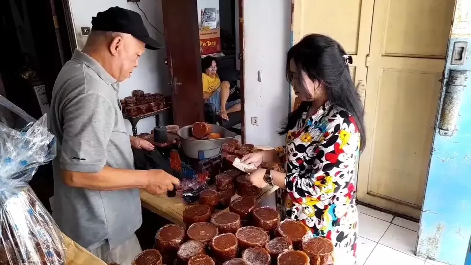 Image Credit Muhamad Rifki Saebani/Beritastau - Salah satu produsen kue keranjang yang terletak di Jalan Selakaso, Kota Tasikmalaya, telah menerima ribuan pesanan dari berbagai daerah di Priangan Timur, menjelang Imlek 2025.