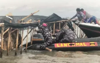 Image Credit Walda Marison/Antara - TNI AL bersama masyarakat sekitar membongkar pagar laut di kawasan Tanjung Pasir, Kabupaten Tangerang, Banten, Sabtu (18/1/2025).