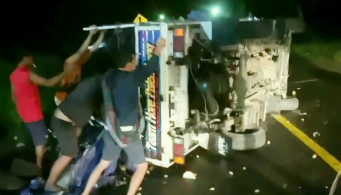 Miris! Mobil Pikap Terguling di Way Kanan, Warga Bukannya Menolong Malah Menjarah Durian