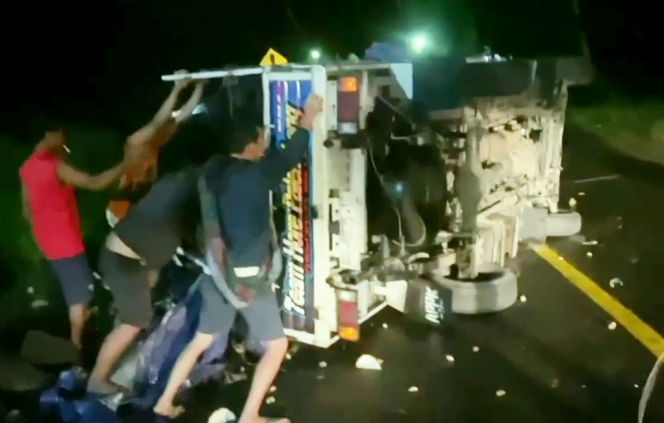 Image Credit Triyono/Beritasatu - Mobil pikap angkut durian terguling di Kampaung Banjarmasin, Lampung.
