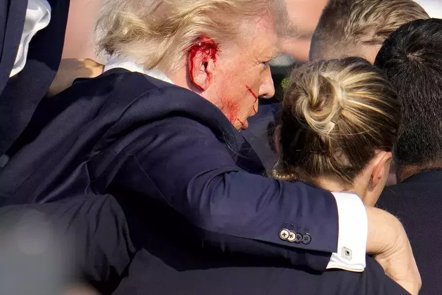 Image Credit AP - Donald Trump ditembak saat berpidato dalam rally di Pennsylvania.