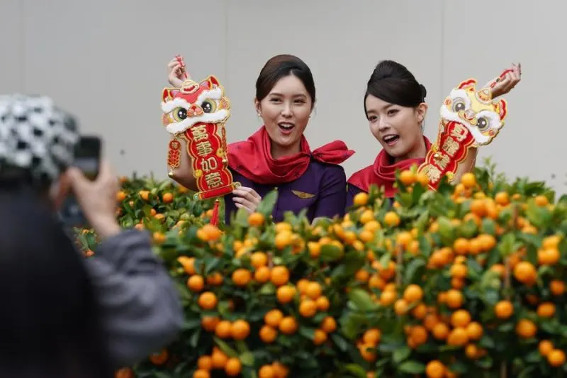 Image Credit Xinhua/Wang Shen - Pengunjung membuat video di Pekan Raya Tahun Baru Imlek di Taman Victoria, Hong Kong, China selatan, pada 23 Januari 2025.