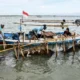 Image Credit Rivan Awal Lingga/Antara - Sejumlah nelayan membongkar pagar laut yang terpasang di kawasan pesisir Tanjung Pasir, Kabupaten Tangerang, Banten, Sabtu (18/1/2025).