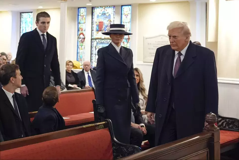 Image Credit AP - Presiden terpilih AS Donald Trump bersama Melania Trump dan Barron Trump tiba untuk kebaktian di Gereja St. John, Senin, 20 Januari 2025, di Washington.